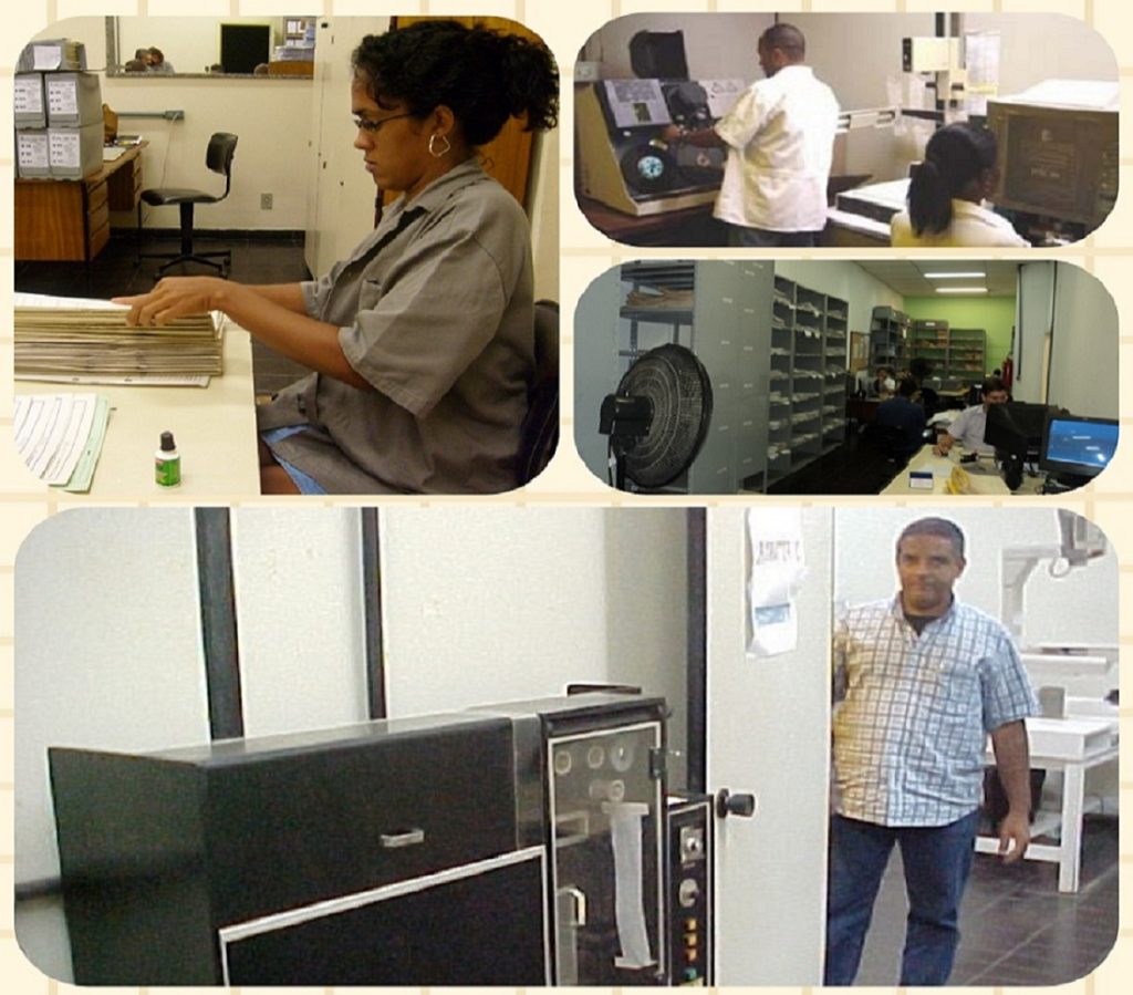Montagem com quatro fotos de servidores em seus locais de trabalho na DGDI, em 2005, após a modernização do espaço físico e dos procedimentos de trabalho.
